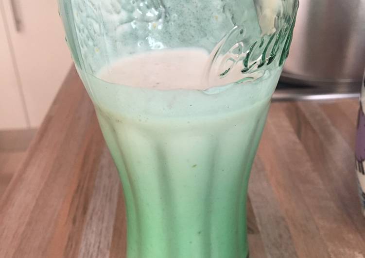 Smoothie Thermomix de fresa, coco y plátano