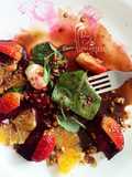 Ensalada de remolacha asada, naranja, fresas, mozzarella de búfala, menta y avellanas tostadas