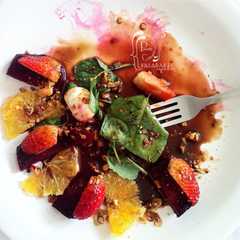Una foto de Ensalada de remolacha asada, naranja, fresas, mozzarella de búfala, menta y avellanas tostadas