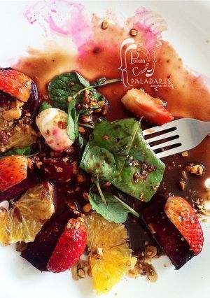 Una foto de Ensalada de remolacha asada, naranja, fresas, mozzarella de búfala, menta y avellanas tostadas