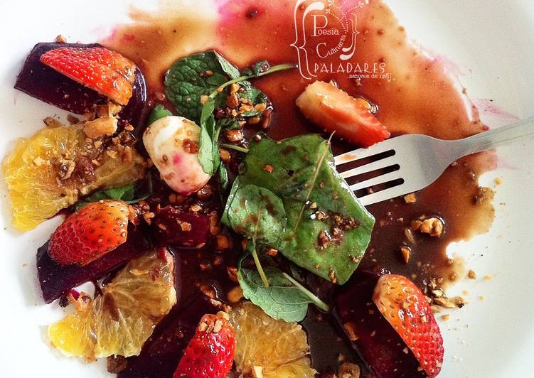 Ensalada de remolacha asada, naranja, fresas, mozzarella de búfala, menta y avellanas tostadas