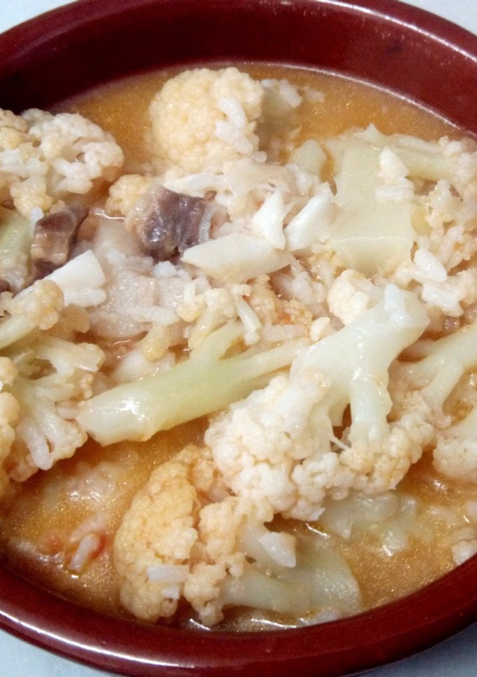 Una foto de Arroz con bacalao y coliflor