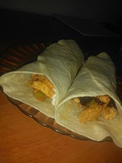 Una foto de Fajitas de pollo con verduras (salsa de yogur/salsa de frambuesas)
