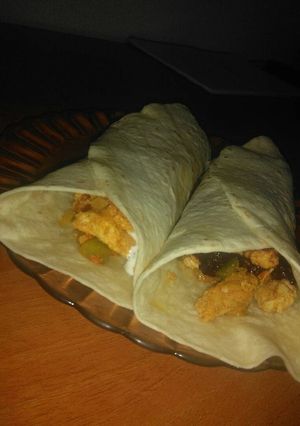 Una foto de Fajitas de pollo con verduras (salsa de yogur/salsa de frambuesas)