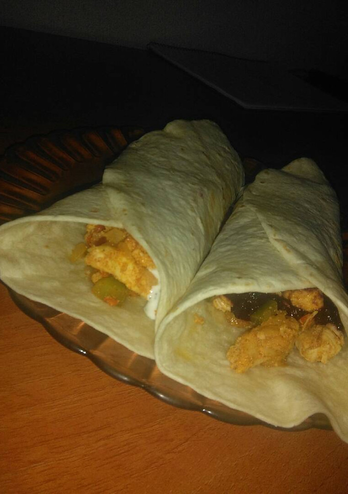 Una foto de Fajitas de pollo con verduras (salsa de yogur/salsa de frambuesas)