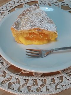 O poză a rețetei Prăjitură cu cremă și piersici.