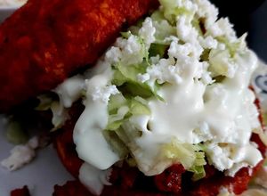 Una foto de Pambazo con chorizo vegano