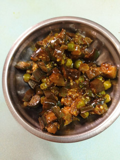 વટાણા રીંગણ નું શાક (Vatana Ringan Shak Recipe In Gujarati) રેસીપી મુખ્ય ફોટો