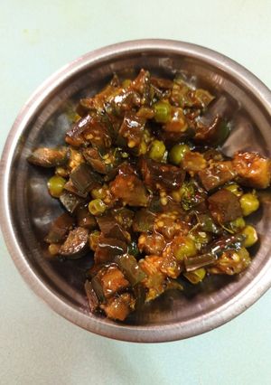 વટાણા રીંગણ નું શાક (Vatana Ringan Shak Recipe In Gujarati) રેસીપી મુખ્ય ફોટો
