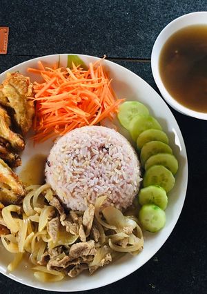 รูปของ ข้าวหมูผัดหอมไก่ทอดเกลือ ซุปเห็ดหอม