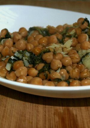 Una foto de Potaje de garbanzos con bacalao 🍴