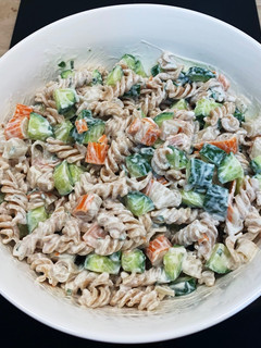 Une photo de Salade de pâtes complètes surimi concombre