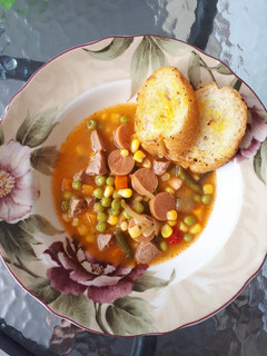 Foto resep Sup Merah dan garlic bread