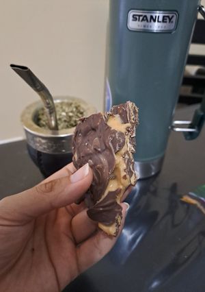 Una foto de ~ Bocaditos de pasta de maní 🥜 y Chocolate 🍫