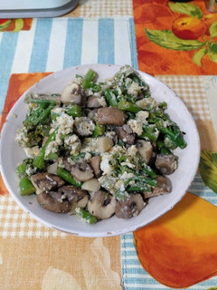 Una foto de Revuelto de champiñones con bimi en wok