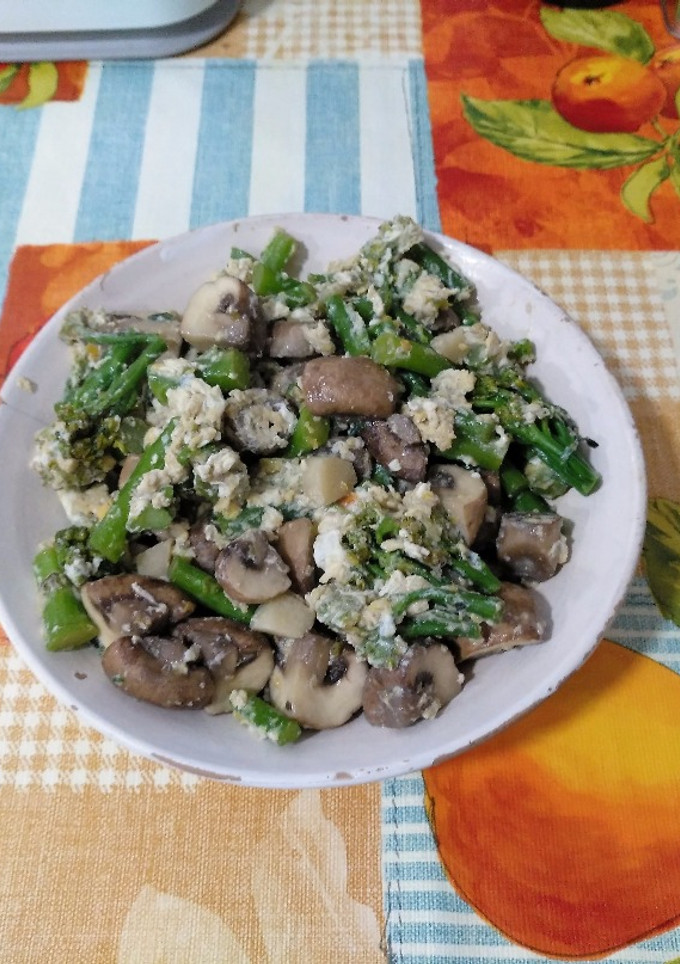 Una foto de Revuelto de champiñones con bimi en wok