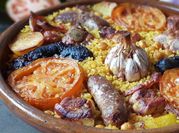 Una foto de arroz con pollo y morcilla