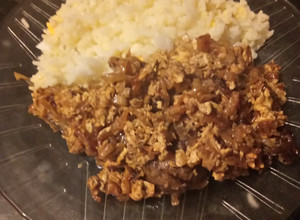 Una foto de Hígado encebollado con huevo revuelto y arroz