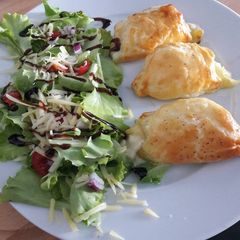 A picture of Ham and cheese crossiant.