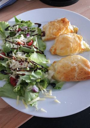 A picture of Ham and cheese crossiant.