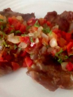 Una foto de Milanesa 🥩 con Salsa Criolla Colombiana
