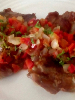 Una foto de Milanesa 🥩 con Salsa Criolla Colombiana