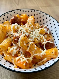 Una foto de Macarrones con chorizo One Pot, todo en la misma olla ¡aprendiendo juntos!