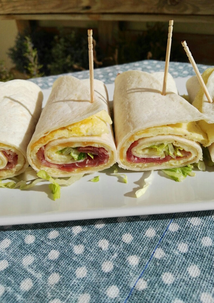 Una foto de Rollitos de tortilla de queso y jamón