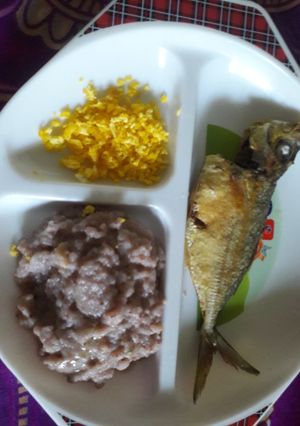 Foto resep Bubur tim beras merah tomat,  kuning telur dan kembung goreng Mpasi 8 bulan