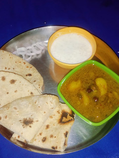चना आलू की सब्जी रोटी रेसिपी मुख्य फोटो