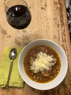 A picture of Onion soup with chicken meatballs.