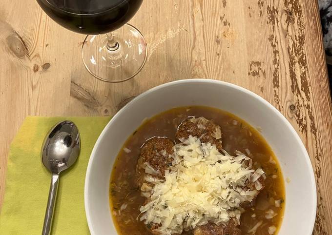 Onion soup with chicken meatballs