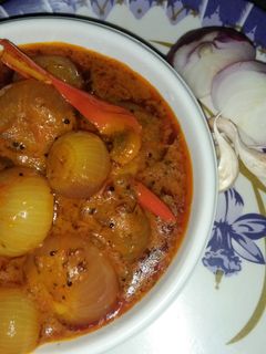 साबुत प्याज़ की लजीज सब्ज़ी (Sabut pyaz ki lazeez sabji recipe in Hindi) रेसिपी मुख्य फोटो