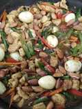 Pollo saltado con huevitos de codorniz y almendras