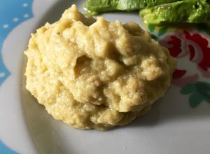 Una foto de Hummus de berenjenas (Algo así como un baba ganoush)