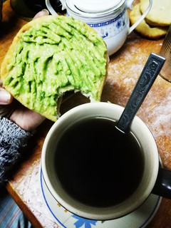 Una foto de Rica once con sopaipillas y palta