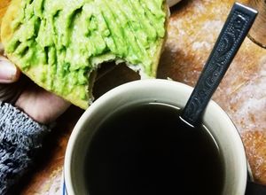 Una foto de Rica once con sopaipillas y palta