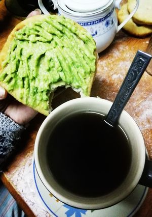 Una foto de Rica once con sopaipillas y palta
