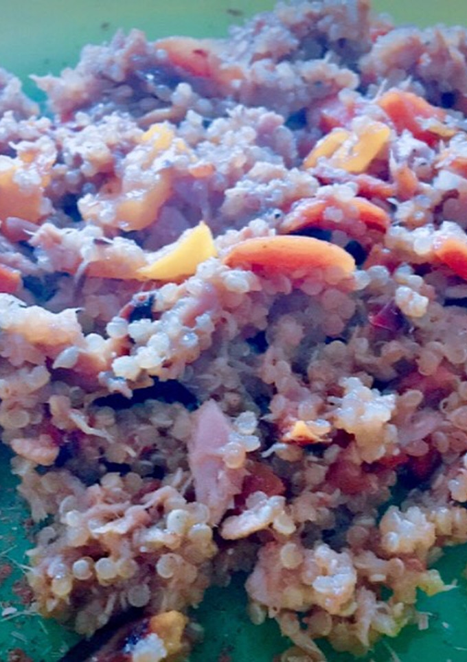 Una foto de Quinoa con atún y leche de coco