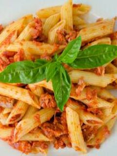 Una foto de Pasta con Atún y tomate