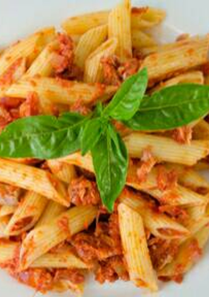 Una foto de Pasta con Atún y tomate