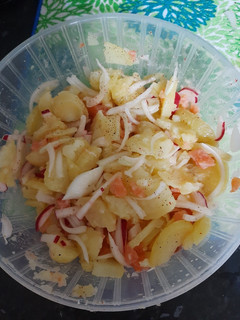 Una foto de Ensalada de patata y salmón ahumado