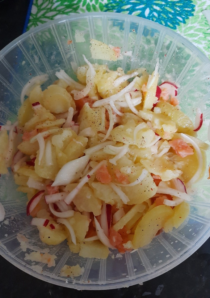 Una foto de Ensalada de patata y salmón ahumado