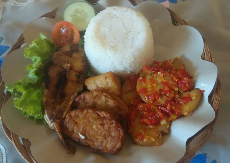 Nasi Lalapan Jengkol balado + lauk