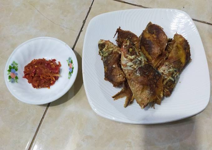 Ikan pisang2 goreng garing+sambal geprek