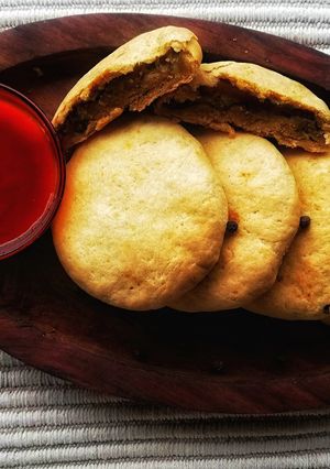 बेक्ड इंदोरी कचोरी (baked indori kachori recipe in marathi) रेसिपी चे मुख्य फोटो 