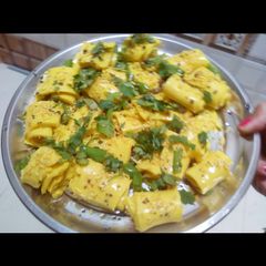 A picture of Khandvi.