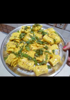 A picture of Khandvi.