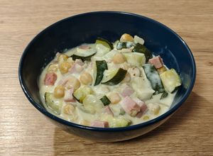 Una foto de Wok de garbanzos con calabacín y jamón dulce en salsa camembert