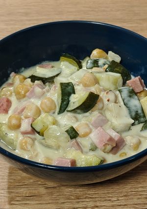 Una foto de Wok de garbanzos con calabacín y jamón dulce en salsa camembert